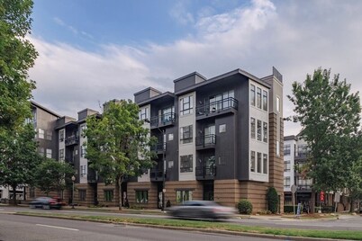 Charming Townhome with WiFi, full kitchen, W&D,  in Uptown Charlotte