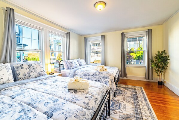 6 bedrooms, iron/ironing board, WiFi, bed sheets