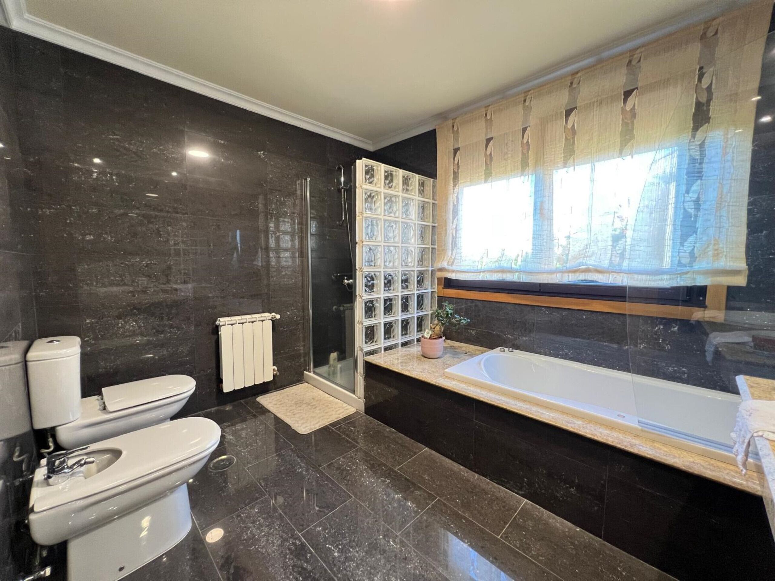 Douche, sèche-cheveux, serviettes fournies