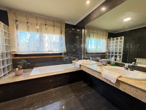 Douche, séchoir à cheveux, serviettes fournies