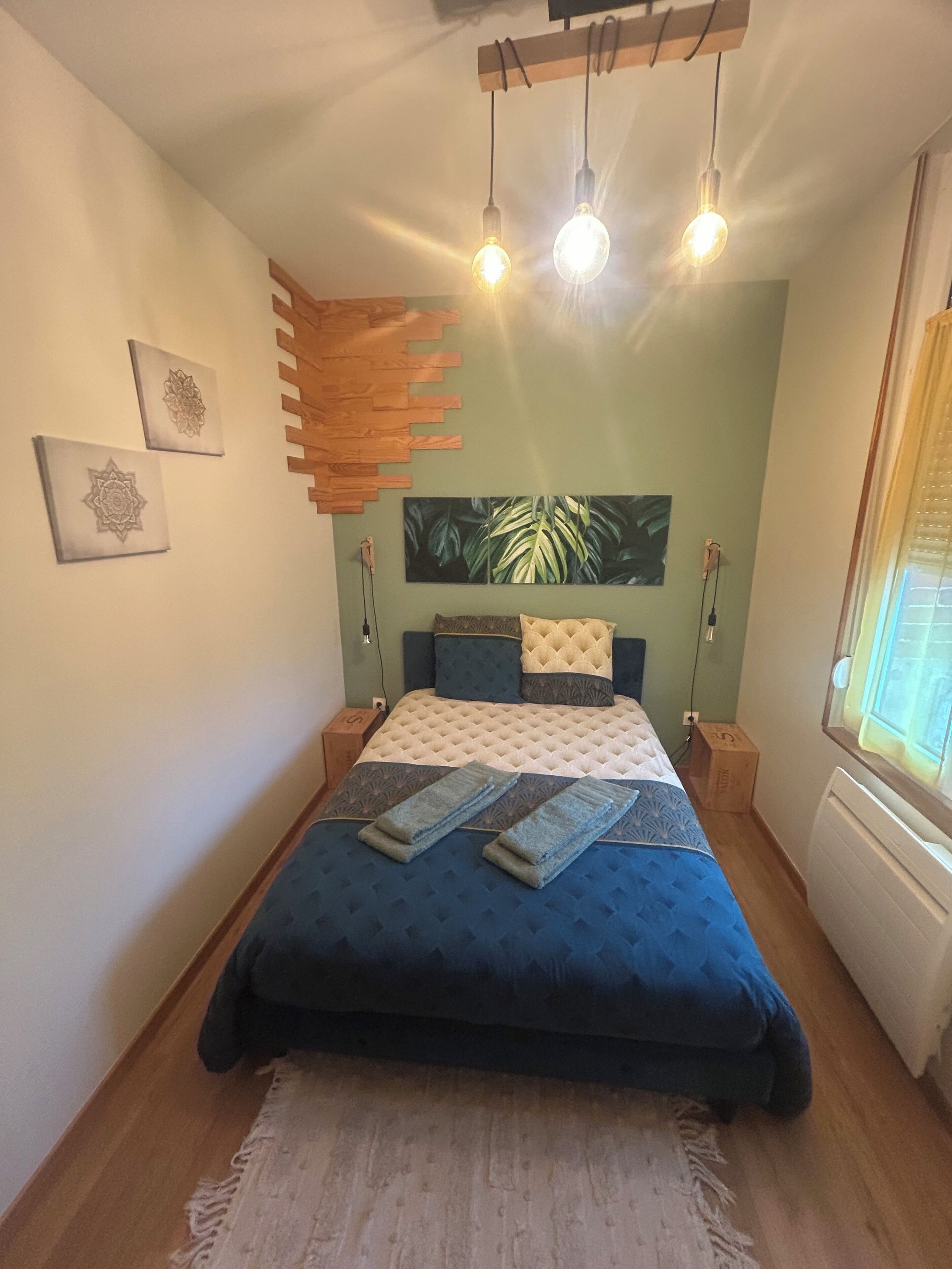 2 habitaciones, tabla de planchar con plancha, cuna de viaje y wifi 