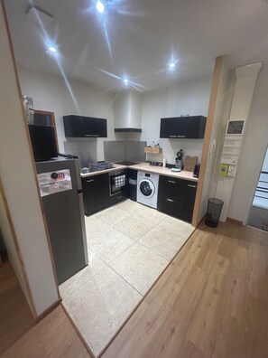 Refrigerador, microondas, horno y parrilla de estufa 