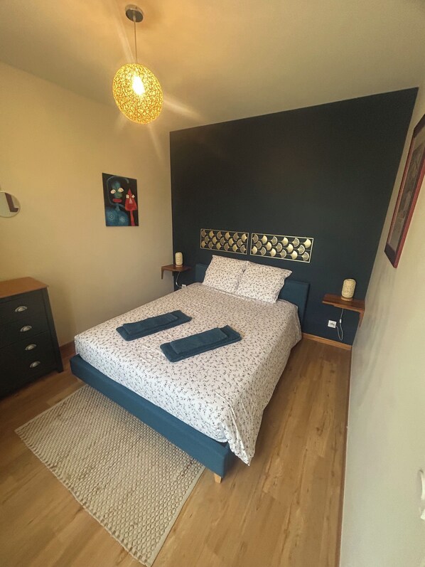 2 chambres, fer et planche à repasser, lit de bébé portatif, Wi-Fi