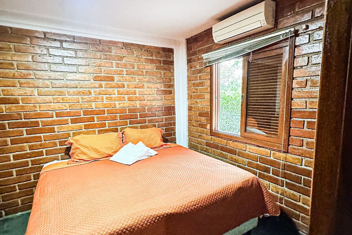 6 bedrooms, desk, free WiFi, bed sheets