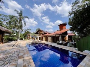 Una piscina al aire libre