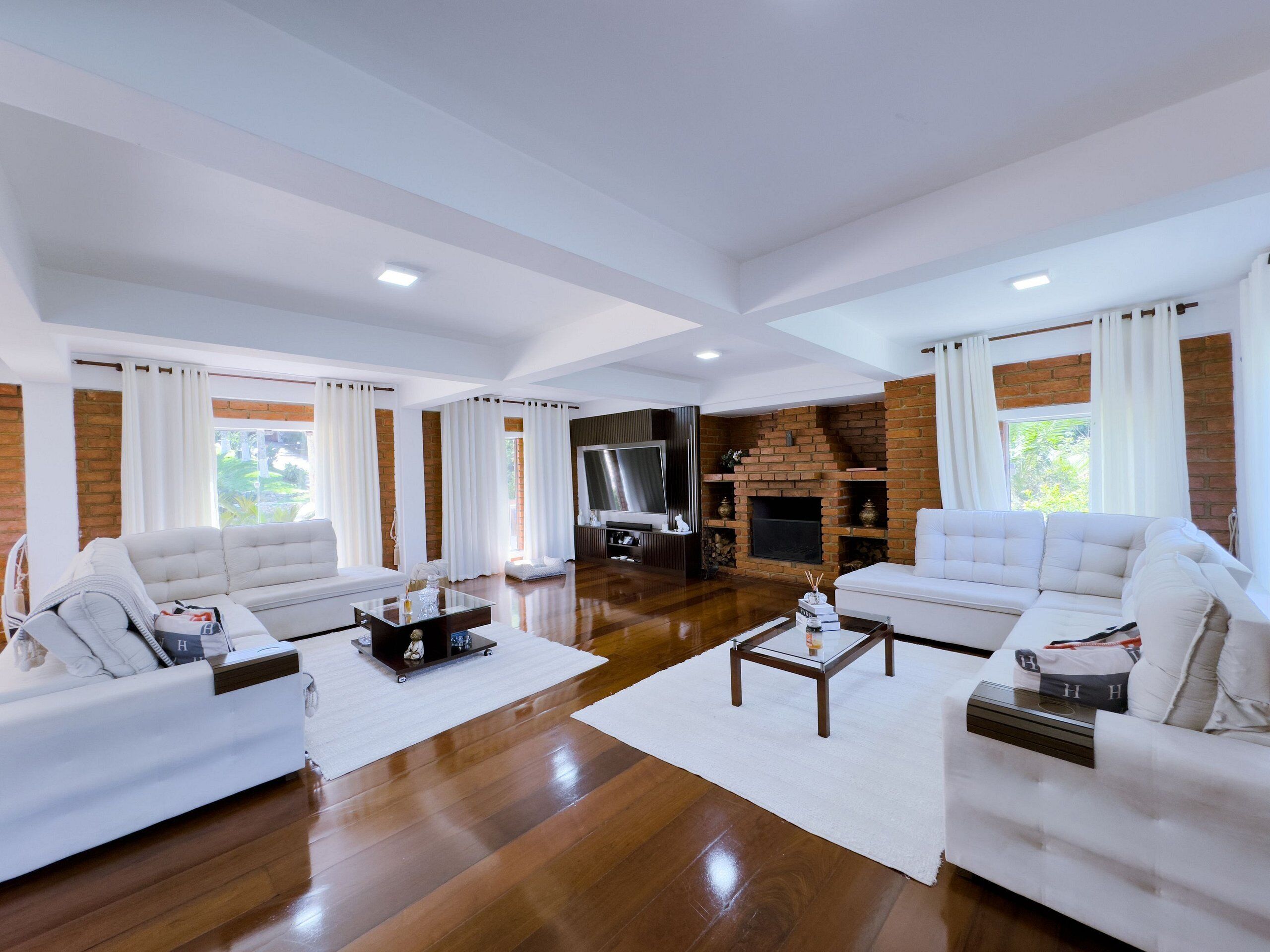 TV 42-inch có truyền hình kỹ thuật số, các kênh phim phải trả tiền 