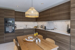 Frigorifero, microonde, forno, piano cottura