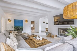 Smart TV, chimenea y tenis de mesa