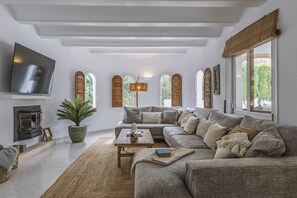 Fernseher, Kamin, Tischtennisplatte