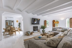 Smart TV, lareira, mesa de pingue-pongue