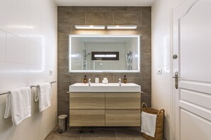 Dusche, Haartrockner, Bidet, Handtücher