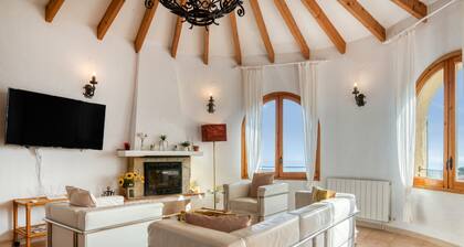 Villa 'Landhaus Mit Pool Und Spektakulren' with Sea View, Wi-Fi and Air Conditioning