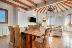 Dining - Villa 'Landhaus Mit Pool Und Spektakulren' with Sea View, Wi-Fi and Air Conditioning (Benitachell)