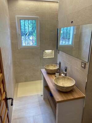 Dusche, Haartrockner, Handtücher