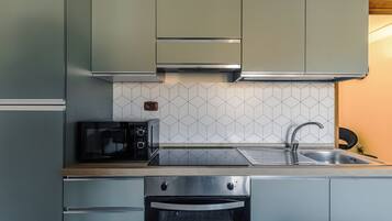 Kühlschrank, Mikrowelle, Ofen, Herdplatte