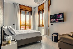 2 bedrooms, in-room safe, desk, iron/ironing board