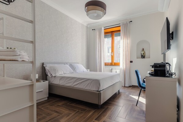 2 bedrooms, in-room safe, desk, iron/ironing board