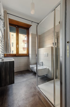 Dusche, umweltfreundliche Kosmetikartikel, Haartrockner, Bidet
