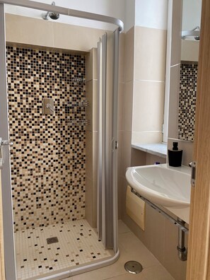 Douche, bidet, serviettes fournies, savon