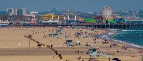 Playa en los alrededores, camastros y toallas de playa