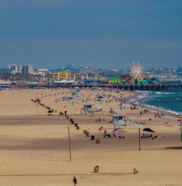 Beach nearby, sun loungers, beach towels