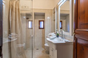 Douche, sèche-cheveux, bidet