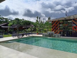 Una piscina al aire libre