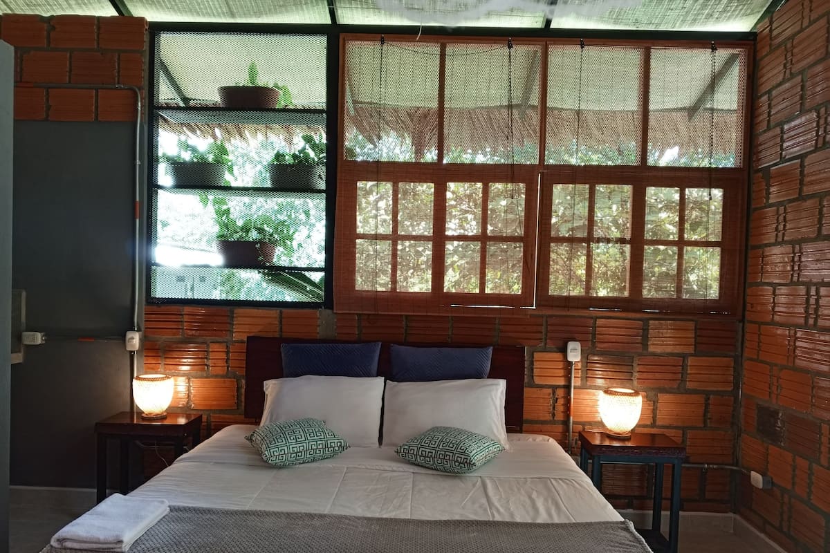 ห้องดีลักซ์ทริปเปิล, ระเบียง, วิวสวน | โต๊ะทำงาน, พื้นที่ทำงานแบบใช้แล็ปท็อป, Wi-Fi ฟรี