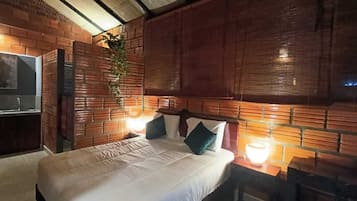 Escritorio, espacio para trabajar con laptop y wifi gratis