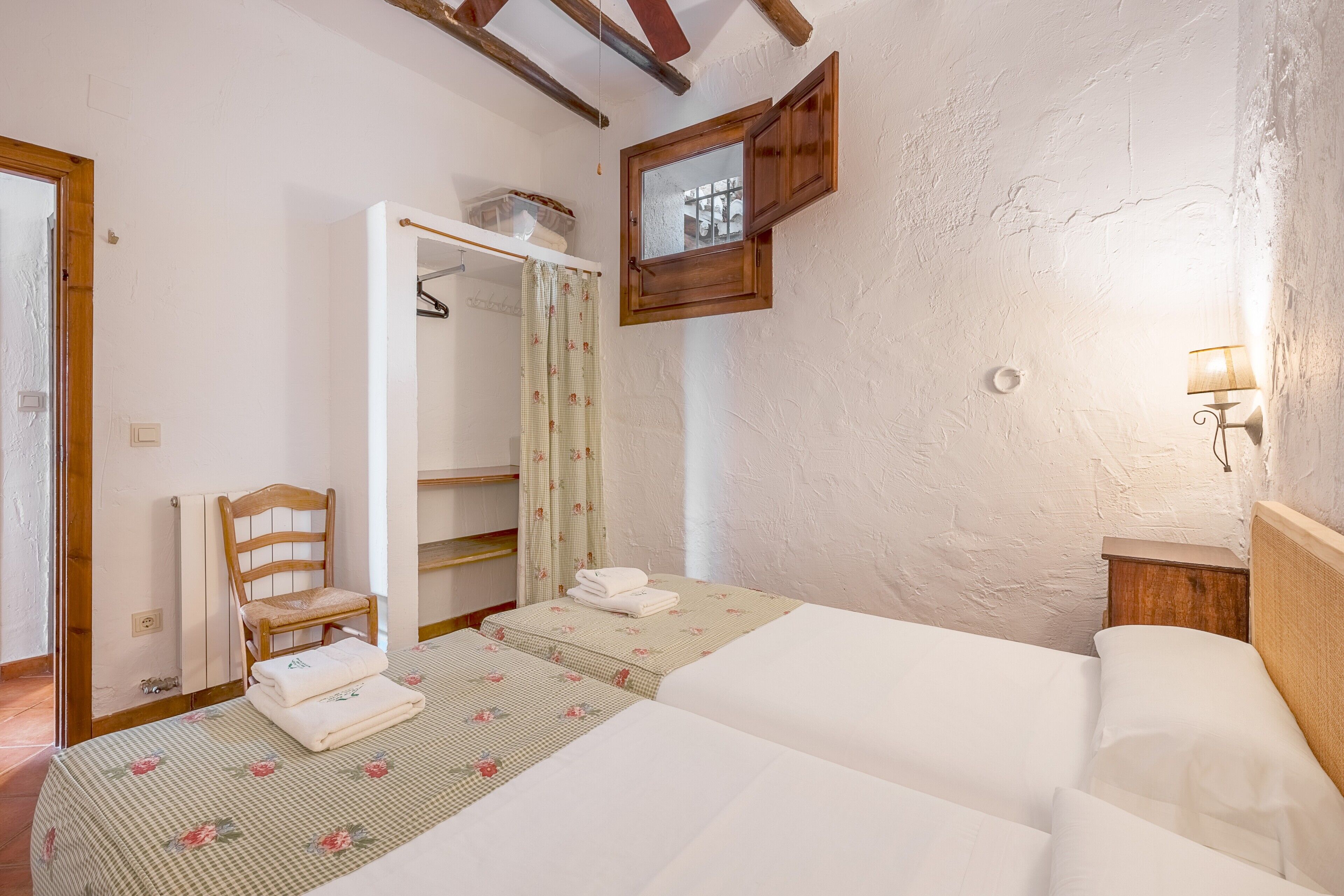 2 多间卧室、免费 WiFi、床单