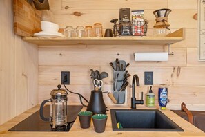 Refrigerador, microondas, cafetera y tetera y tostadora 
