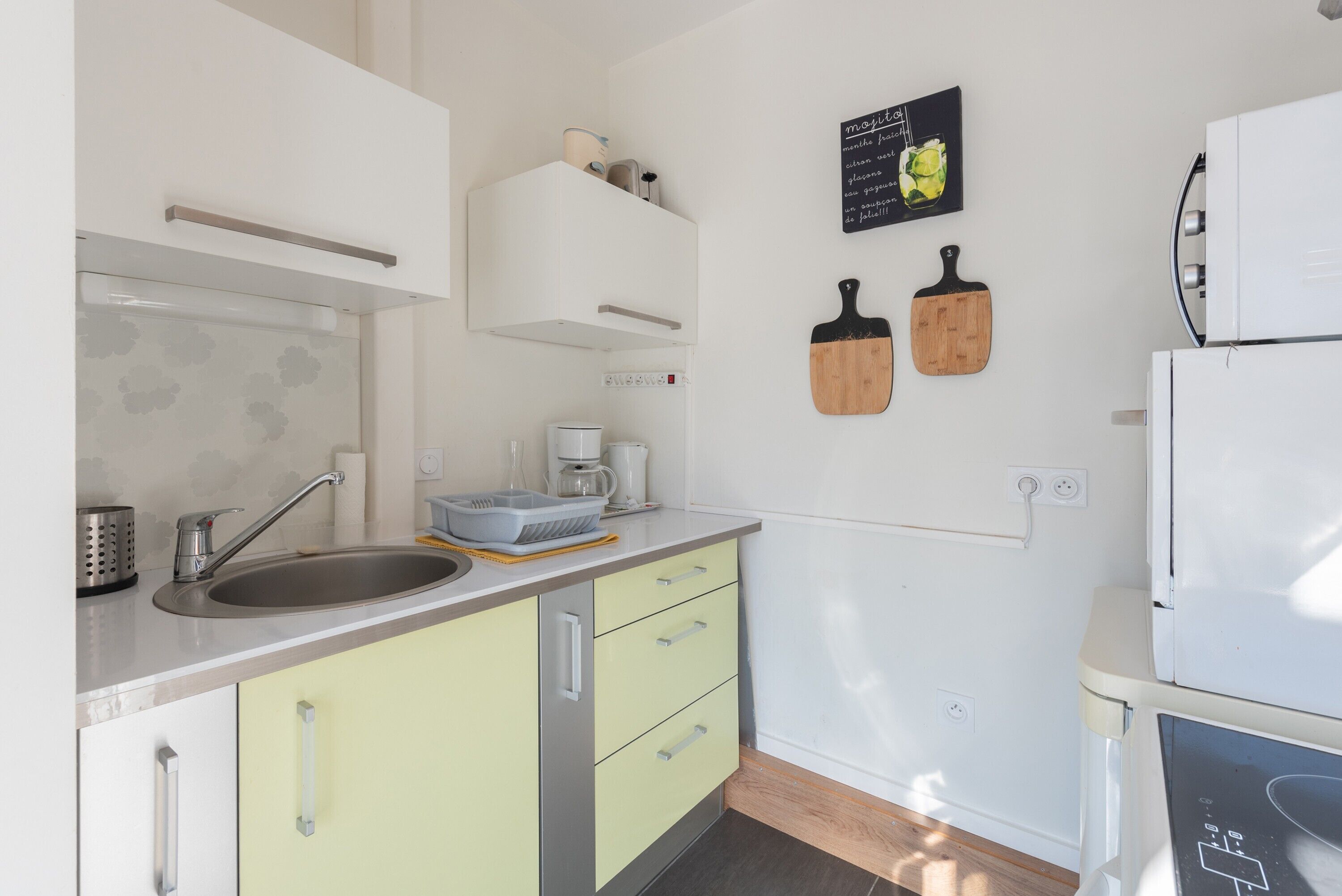 Réfrigérateur, micro-ondes, four, plaque de cuisson