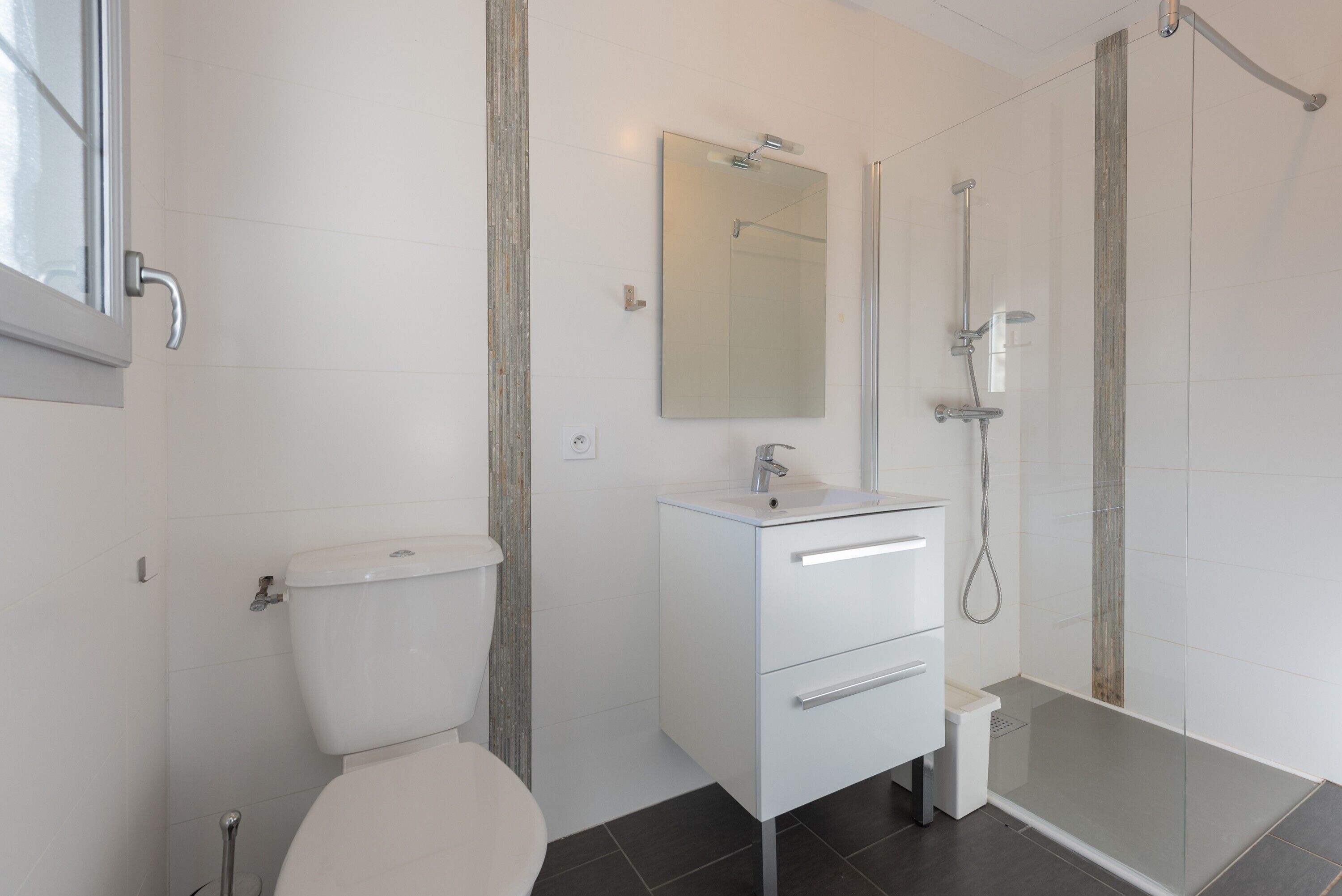 Ducha, secador de pelo, toallas