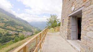 A stone building with a balcony overlooking a valley. - Chalet "De Sers" with Mountain Views, Private Terrace and Wi-Fi (Sers)