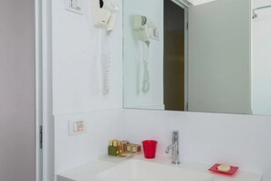 Dusche, Haartrockner, Bidet, Shampoo