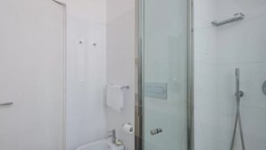 A modern bathroom with a glass shower enclosure, a bathtub, and a toilet. - Spanish Steps Luxury Double Room (Roma)
