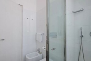 Shower, hair dryer, bidet, shampoo - Spanish Steps Luxury Double Room (Roma)