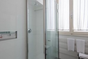 Dusche, Haartrockner, Bidet, Shampoo