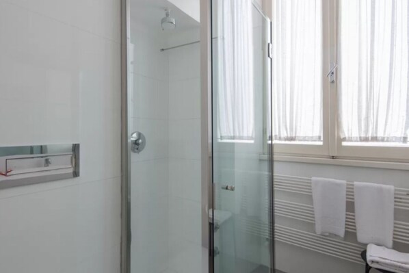 Dusche, Haartrockner, Bidet, Shampoo