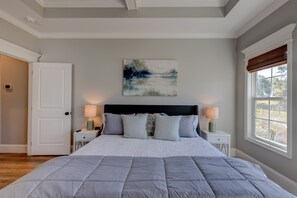 4 bedrooms, iron/ironing board, travel cot, WiFi - Newly Built, Stunning 4BR/2BA with Waterfront Views (Thomasville)