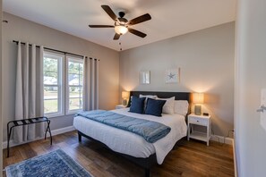 4 bedrooms, iron/ironing board, travel cot, WiFi - Newly Built, Stunning 4BR/2BA with Waterfront Views (Thomasville)