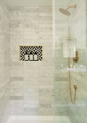 Douche, sèche-cheveux, serviettes fournies, savon