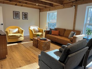 Smart-TV, fotballspill, bordtennis og bøker