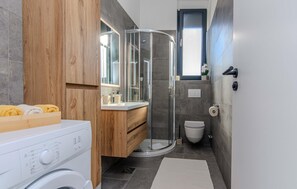 Shower, hair dryer - StunNing home in Nin with sauna (Nin)