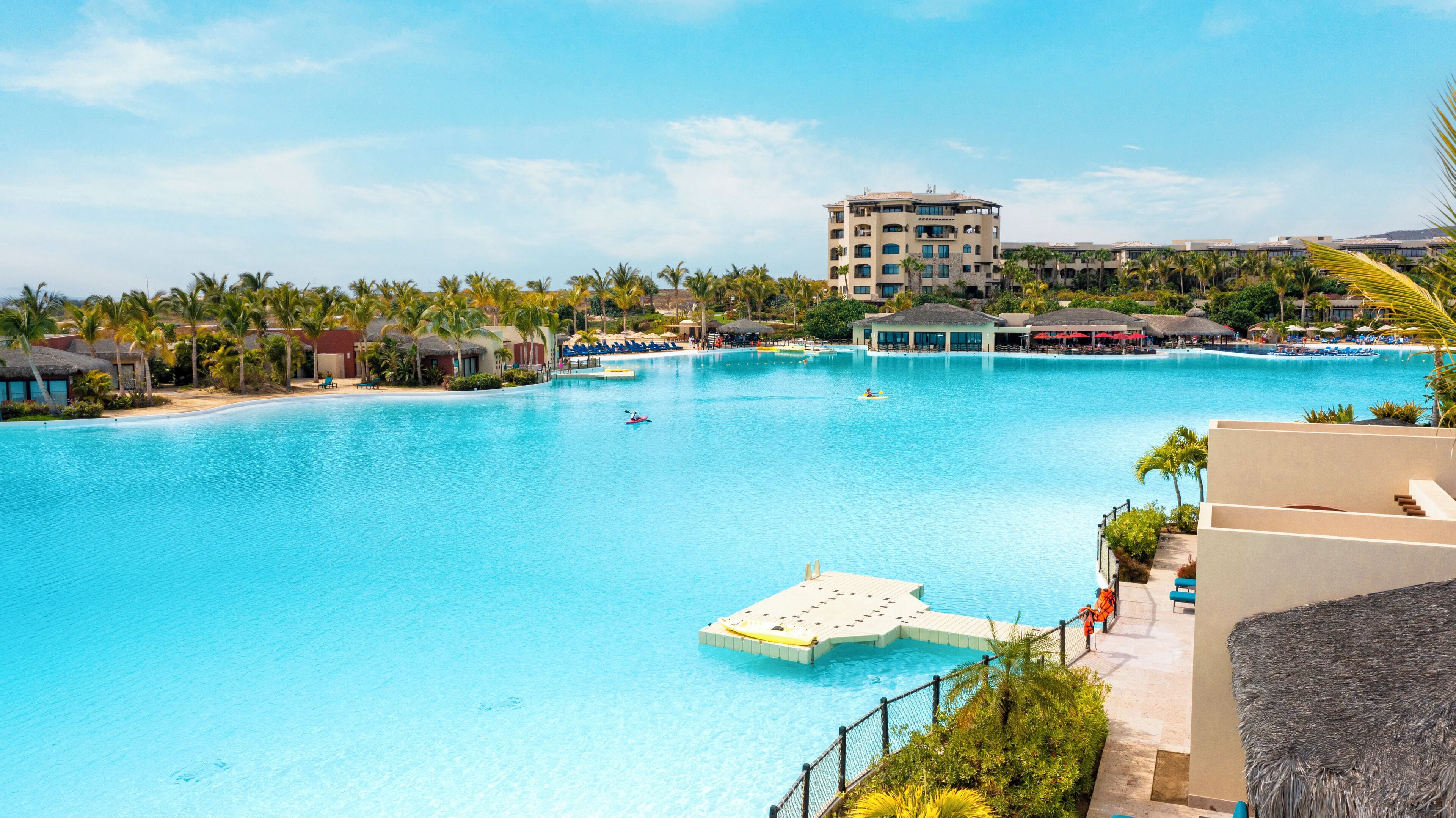 Piscine extérieure, cabanons gratuits, parasols de plage