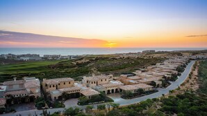 Une station balnéaire dotée d’une architecture de style méditerranéen, d’un parcours de golf et offrant une vue sur le coucher de soleil sur l’océan.
