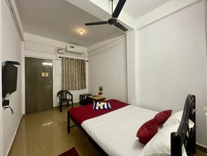 Dobbeltrom – deluxe, balkong, byutsikt | Skrivebord og wi-fi (inkludert)