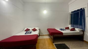 Family Double Room, Balcony, City View | Desk, free WiFi
