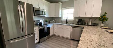 Kühlschrank, Mikrowelle, Ofen, Geschirrspüler