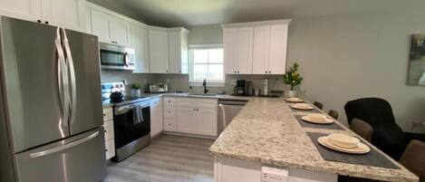 ثلاجة، ميكروويف، فرن، غسالة أطباق